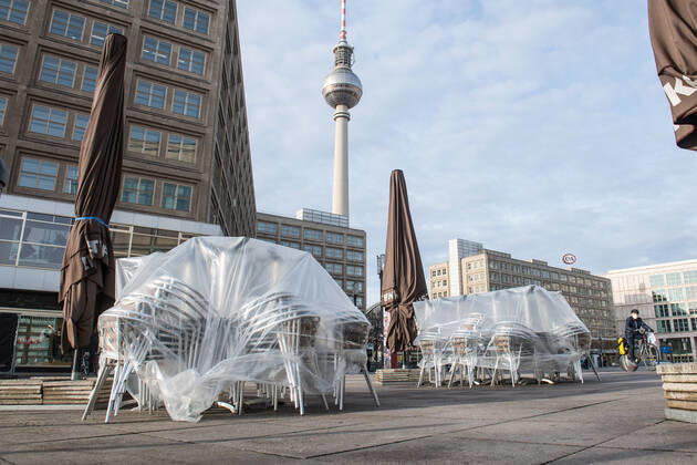 Gesundheit Corona-Virus Auswirkung Auswirkungen der Corona-Krise. Im Bild: Ein geschlossenes Strassencafe auf dem Berliner Alexanderplatz. 20.1.2021, Berlin