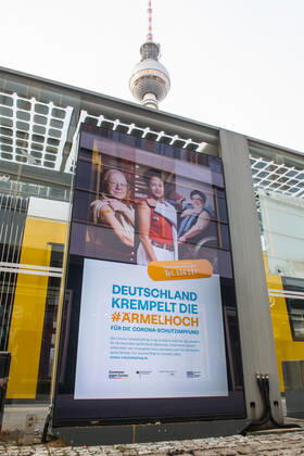 Gesundheit Corona-Virus Impfkampagne Werbung des Bundesgesundheitsministerium fuer Gesundheit, des Robert Koch-Institut und der Bundeszentrale fuer gesundheitliche Aufklaerung fuer die Corona-Schutzimpfung auf einer digitalen Werbetafel am Berliner Alexanderplatz. 20.1.2021, Berlin