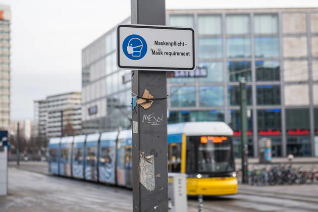 Gesundheit Corona-Virus Auswirkung Auswirkungen der Corona-Krise. Im Bild: Ein Hinweisschild zum tragen von Schutzmasken auf dem Berliner Alexanderplatz. 20.1.2021, Berlin