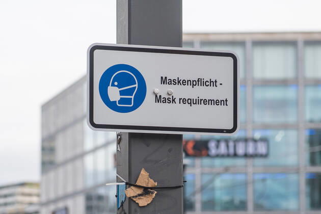 Gesundheit Corona-Virus Auswirkung Auswirkungen der Corona-Krise. Im Bild: Ein Hinweisschild zum tragen von Schutzmasken auf dem Berliner Alexanderplatz. 20.1.2021, Berlin