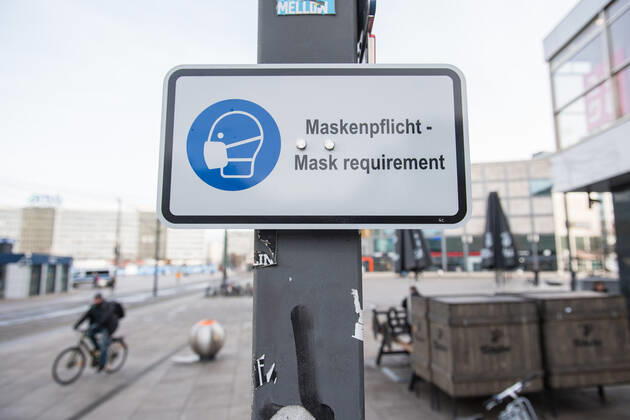 Gesundheit Corona-Virus Auswirkung Auswirkungen der Corona-Krise. Im Bild: Ein Hinweisschild zum tragen von Schutzmasken auf dem Berliner Alexanderplatz. 20.1.2021, Berlin