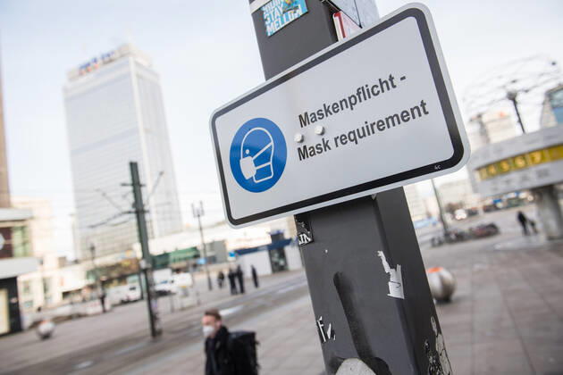 Gesundheit Corona-Virus Auswirkung Auswirkungen der Corona-Krise. Im Bild: Ein Hinweisschild zum tragen von Schutzmasken auf dem Berliner Alexanderplatz. 20.1.2021, Berlin