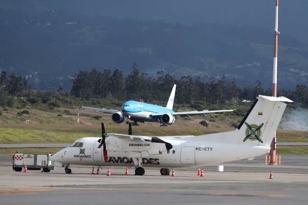 A plane arrives with the shipment of the first vaccines of the pharmaceutical company Pfizer to Mariscal Sucre International Airport, in Quito, Ecuador, 20 January 2021. Ecuador received this Wednesday the first shipment of vaccines purchased from the pharmaceutical company Pfizer, to protect front-line personnel facing the pandemic, as well as older people, in a first phase of the national vaccination plan. First vaccines of Pfizer against covid-19 arrive in Ecuador !ACHTUNG: NUR REDAKTIONELLE NUTZUNG!  Copyright: xJosexJacomex AME473 20210120-637467804943271484