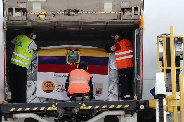 A shipment of the first vaccines of the pharmaceutical company Pfizer arrives at Mariscal Sucre International Airport, in Quito, Ecuador, 20 January 2021. Ecuador received this Wednesday the first shipment of vaccines purchased from the pharmaceutical company Pfizer, to protect front-line personnel facing the pandemic, as well as older people, in a first phase of the national vaccination plan. First vaccines of Pfizer against covid-19 arrive in Ecuador !ACHTUNG: NUR REDAKTIONELLE NUTZUNG!  Copyright: xJosexJacomex AME476 20210120-637467804993740554