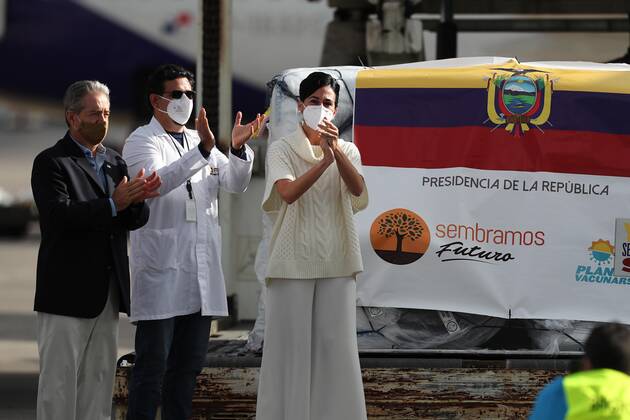 The Vice President of Ecuador, Maria Alejandra Munoz (R) and the Minister of Public Health Juan Carlos Zeballos (L) applaud after receiving a shipment with the first vaccines of the pharmaceutical company Pfizer to Mariscal Sucre International Airport, in Quito, Ecuador, 20 January 2021. Ecuador received this Wednesday the first shipment of vaccines purchased from the pharmaceutical company Pfizer, to protect front-line personnel facing the pandemic, as well as older people, in a first phase of the national vaccination plan. First vaccines of Pfizer against covid-19 arrive in Ecuador !ACHTUNG: NUR REDAKTIONELLE NUTZUNG!  Copyright: xJosexJacomex AME483 20210120-637467813094417390