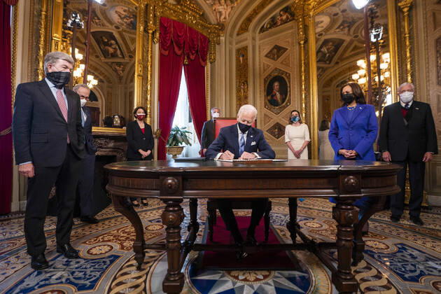 Bilder des Jahres 2021, News 01 Januar News Themen der Woche KW03 News Bilder des Tages January 20, 2021, Washington, District of Columbia, USA: US President JOE BIDEN signs three documents including an Inauguration declaration, cabinet nominations and sub-cabinet nominations, as US Vice President KAMALA HARRIS (R) watches in the Presidents Room at the US Capitol after the inauguration ceremony to making Biden the 46th President. Washington USA - ZUMAs152 20210120_zaa_s152_1073 Copyright: xJimxLoxScalzox