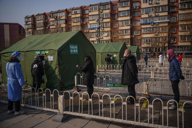 (210121) -- BEIJING, Jan. 21, 2021 -- Residents wait in line for nucleic acid test at a COVID-19 testing site in Daxing District of Beijing, capital of China, Jan. 20, 2021. Daxing District of the national capital Beijing started a mass nucleic acid testing in an effort to contain the latest COVID-19 resurgence. ) CHINA-BEIJING-COVID-19-TESTING (CN) PengxZiyang 