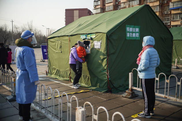 (210121) -- BEIJING, Jan. 21, 2021 -- Residents wait in line for nucleic acid test at a COVID-19 testing site in Daxing District of Beijing, capital of China, Jan. 20, 2021. Daxing District of the national capital Beijing started a mass nucleic acid testing in an effort to contain the latest COVID-19 resurgence. ) CHINA-BEIJING-COVID-19-TESTING (CN) PengxZiyang 
