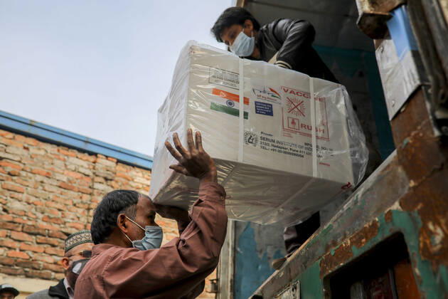 January 21, 2021, Dhaka, Bangladesh: Workers unload a pickup van that carries Oxford-Astrazeneca COVID-19 vaccines which arrived from India as a gift to Bangladesh, in Dhaka Bangladesh. Dhaka Bangladesh - ZUMAr165 20210121_zip_r165_003 Copyright: xKazixSalahuddinx