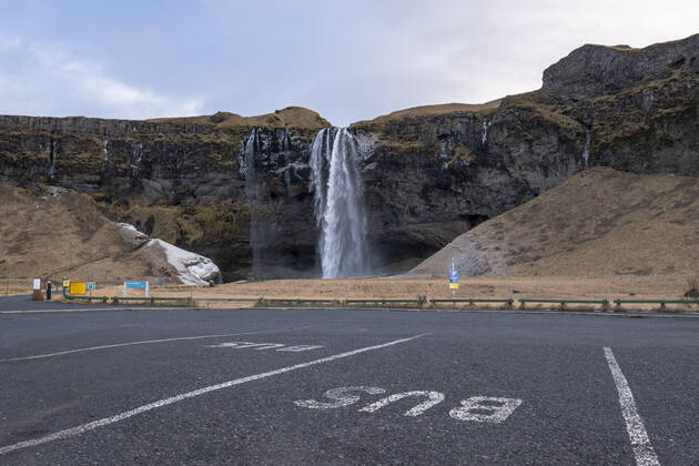 Leerer Parkplatz am sonst bei Touristen beliebten Seljalandsfoss im Süden Islands. Wegen der Corona-Pandemie kommen kaum Reisende ins Land. Die Tourismusindustrie war die Haupteinnahmequelle von Island. Seljalandsfoss - Island ohne Tourigen
