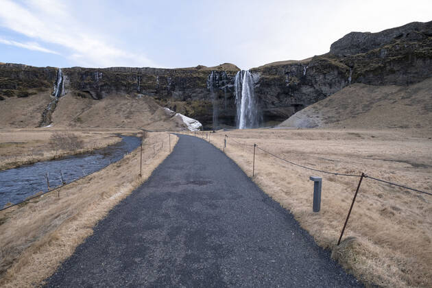 Leere am sonst bei Touristen beliebten Seljalandsfoss im Süden Islands. Wegen der Corona-Pandemie kommen kaum Reisende ins Land. Die Tourismusindustrie war die Haupteinnahmequelle von Island. Seljalandsfoss - Island ohne Tourigen