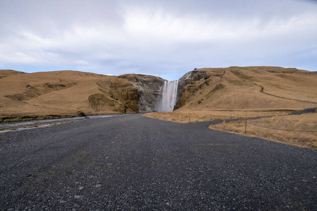 Keine Besucher am sonst bei Touristen sehr beliebten Skógafoss im Süden Islands. Wegen der Corona-Pandemie kommen kaum Reisende ins Land. Die Tourismusindustrie war die Haupteinnahmequelle von Island. Skógafoss