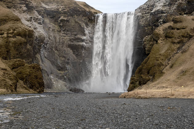 Keine Besucher am sonst bei Touristen sehr beliebten Skógafoss im Süden Islands. Wegen der Corona-Pandemie kommen kaum Reisende ins Land. Die Tourismusindustrie war die Haupteinnahmequelle von Island. Skógafoss