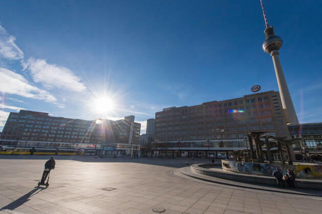Berlin, Sonnenwetter im Winter Der Alexanderplatz in Berlin im Sonnenschein am 21.01.2021. Berlin Berlin Deutschland