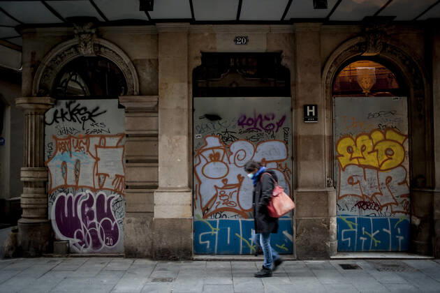 January 21, 2021, Barcelona, Spain: A man wearing a face mask walks past a closed and boarded-up hotel in Barcelona. The coronavirus pandemic has sunk hotel investment in Barcelona in 2020 by 41 percent compared to the previous year, last year the sector suffered a 95 percent drop in billing and customers in hotels. Recently, the Catalan regional government has once again reduced the capacity of establishments, has limited the opening of bars and restaurants and has tightened the requirements for social gatherings or curfew hours, which makes it impossible for visitors to arrive in Barcelona. Over the last few weeks, more than 50 hotels in the city have closed. Barcelona Spain - ZUMAb137 20210121_zap_b137_007 Copyright: xJordixBoixareux