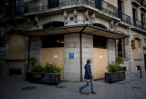 January 21, 2021, Barcelona, Spain: A woman wearing a face mask walks past a closed and boarded-up hotel in Barcelona. The coronavirus pandemic has sunk hotel investment in Barcelona in 2020 by 41 percent compared to the previous year, last year the sector suffered a 95 percent drop in billing and customers in hotels. Recently, the Catalan regional government has once again reduced the capacity of establishments, has limited the opening of bars and restaurants and has tightened the requirements for social gatherings or curfew hours, which makes it impossible for visitors to arrive in Barcelona. Over the last few weeks, more than 50 hotels in the city have closed. Barcelona Spain - ZUMAb137 20210121_zap_b137_004 Copyright: xJordixBoixareux