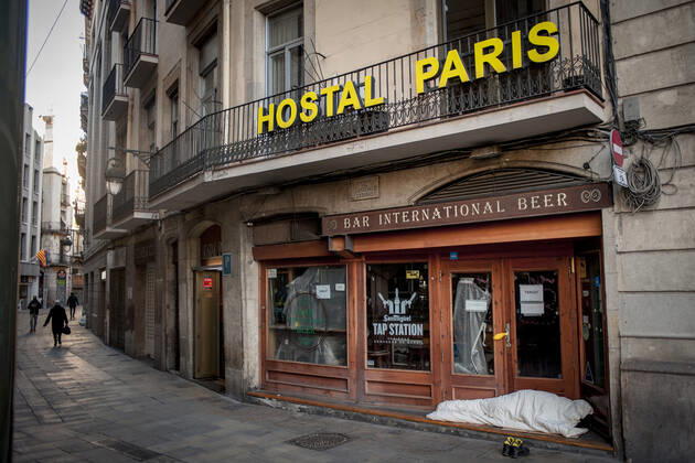 News Bilder des Tages January 21, 2021, Barcelona, Spain: Homeless man sleeps close the restaurant of a closed hostel in Barcelona. The coronavirus pandemic has sunk hotel investment in Barcelona in 2020 by 41 percent compared to the previous year, last year the sector suffered a 95 percent drop in billing and customers in hotels. Recently, the Catalan regional government has once again reduced the capacity of establishments, has limited the opening of bars and restaurants and has tightened the requirements for social gatherings or curfew hours, which makes it impossible for visitors to arrive in Barcelona. Over the last few weeks, more than 50 hotels in the city have closed. Barcelona Spain - ZUMAb137 20210121_zap_b137_017 Copyright: xJordixBoixareux