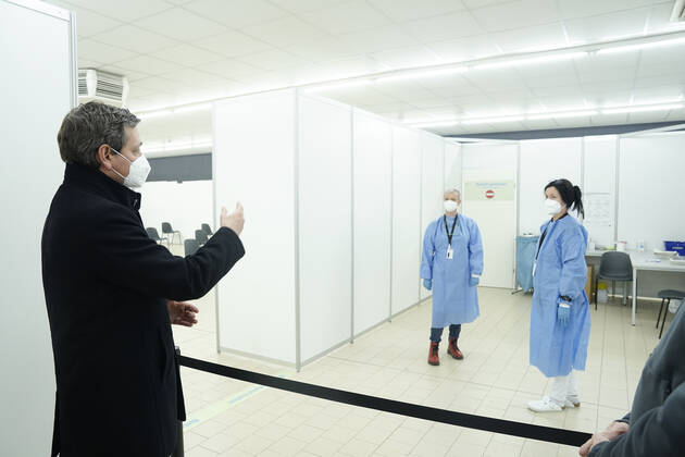 CDU Spitzenkandidat Christian Baldauf besucht das Impfzentrum in Lahnstein Aktuell, 21.01.2021, Lahnstein, Christian Baldauf CDU Spitzenkandidat informiert sich bei den Krankenschwestern ueber die Ablaeufe beim Besuch des Impfzentrums im Rhein-Lahn-Kreis in Lahnstein Lahnstein Rheinland-Pfalz Deutschland