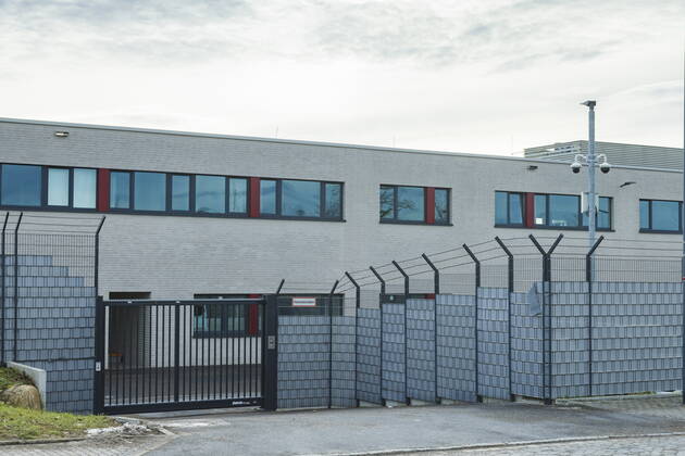 Zwangsunterbringung für Quarantäneverweigerer Unterbringungseinrichtung für Quarantäne-Verweigerer in Sachsen. In die ehemalige Erstaufnahmeeinrichtung, können per Gerichtsbeschluss Personen eingewiesen und abgesondert werden, welche den angeordneten Quarantäneauflagen nicht nach kommen. Dresden Sachsen GERMANY