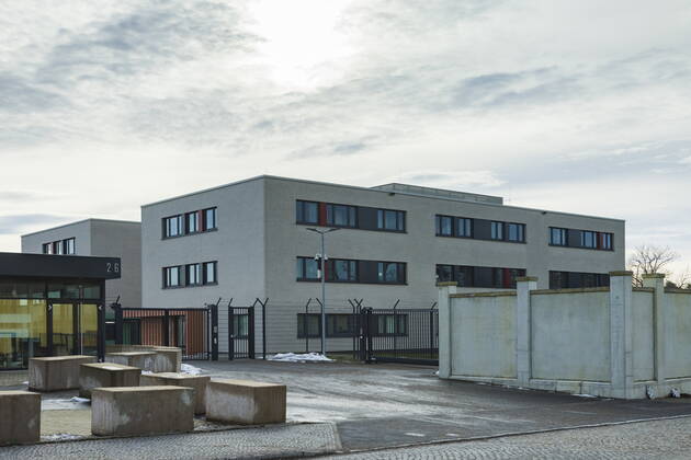 Zwangsunterbringung für Quarantäneverweigerer Unterbringungseinrichtung für Quarantäne-Verweigerer in Sachsen. In die ehemalige Erstaufnahmeeinrichtung, können per Gerichtsbeschluss Personen eingewiesen und abgesondert werden, welche den angeordneten Quarantäneauflagen nicht nach kommen. Dresden Sachsen GERMANY