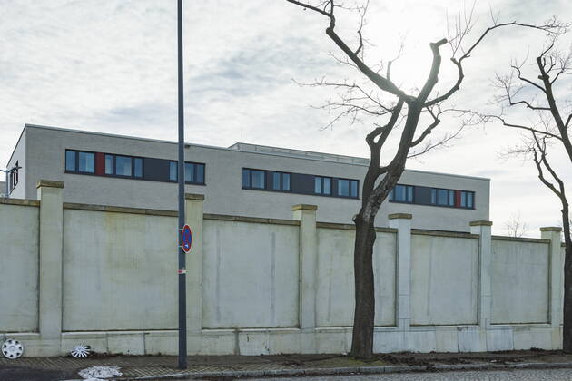 Zwangsunterbringung für Quarantäneverweigerer Unterbringungseinrichtung für Quarantäne-Verweigerer in Sachsen. In die ehemalige Erstaufnahmeeinrichtung, können per Gerichtsbeschluss Personen eingewiesen und abgesondert werden, welche den angeordneten Quarantäneauflagen nicht nach kommen. Dresden Sachsen GERMANY