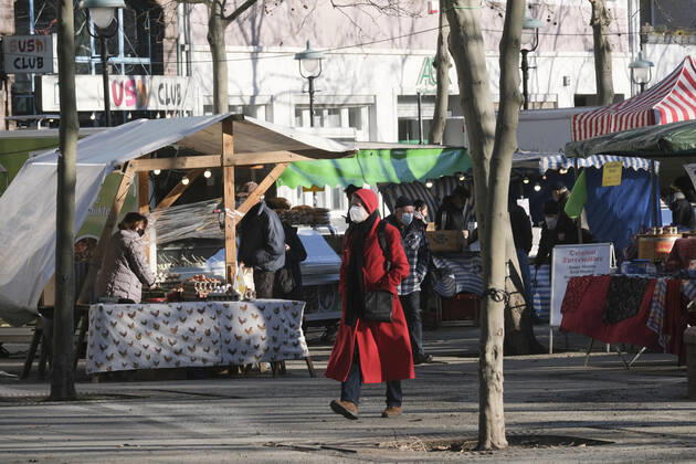 Ein Wochenmarkt während des Corona Lockdown am 21.01.2021 in Berlin Steglitz. Strassenleben während des Lockdown in Berlin Steglitz