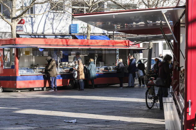 Ein Wochenmarkt während des Corona Lockdown am 21.01.2021 in Berlin Steglitz. Strassenleben während des Lockdown in Berlin Steglitz