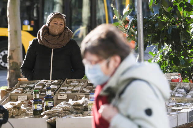 Ein Wochenmarkt während des Corona Lockdown am 21.01.2021 in Berlin Steglitz. Strassenleben während des Lockdown in Berlin Steglitz