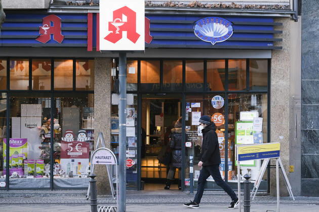 Ein Wochenmarkt während des Corona Lockdown am 21.01.2021 in Berlin Steglitz. Strassenleben während des Lockdown in Berlin Steglitz