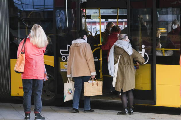Ein Wochenmarkt während des Corona Lockdown am 21.01.2021 in Berlin Steglitz. Strassenleben während des Lockdown in Berlin Steglitz