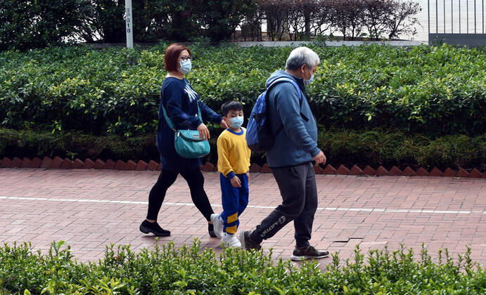 (210121) -- HONG KONG, Jan. 21, 2021 -- People wearing face masks walk in a park in Hong Kong, south China, Jan. 21, 2021. Hong Kong s Center for Health Protection (CHP) reported 70 additional confirmed cases of COVID-19 on Thursday, taking its total tally to 9,867. ) CHINA-HONG KONG-COVID-19-CASES (CN) LoxPingxFai