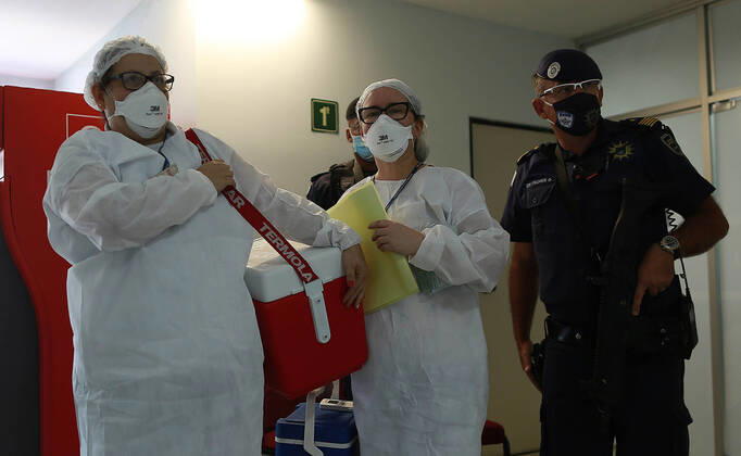 CAMPINAS, SP - 21.01.2021: CAMPINAS COMEÇA A VACINAR OS PROFISSIONAIS - The City Hall of Campinas (SP) started on the morning of this Thursday, 21, to vaccinate its health professionals, 4,140 people will be immunized throughout the Network of Hospital Mário Gatti. The first to be vaccinated was Dr. Maelly Romy Ikuno, a front-line doctor. x2021783x  LeandroxFerreira