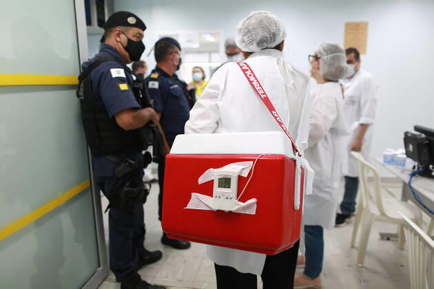 CAMPINAS, SP - 21.01.2021: CAMPINAS COMEÇA A VACINAR OS PROFISSIONAIS - The City Hall of Campinas (SP) started on the morning of this Thursday, 21, to vaccinate its health professionals, 4,140 people will be immunized throughout the Network of Hospital Mário Gatti. The first to be vaccinated was Dr. Maelly Romy Ikuno, a front-line doctor. x2021784x  LeandroxFerreira