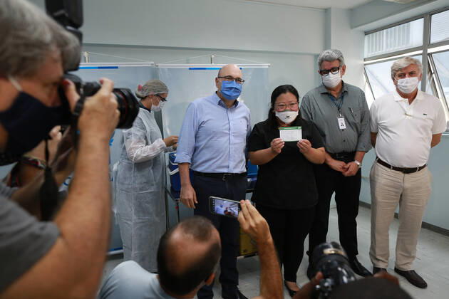 CAMPINAS, SP - 21.01.2021: CAMPINAS COMEÇA A VACINAR OS PROFISSIONAIS - The City Hall of Campinas (SP) started on the morning of this Thursday, 21, to vaccinate its health professionals, 4,140 people will be immunized throughout the Network of Hospital Mário Gatti. The first to be vaccinated was the front-line doctor Dr. Maelly Romy Ikuno (photo) alongside Mayor Dário Saadi. x2021786x  LeandroxFerreira