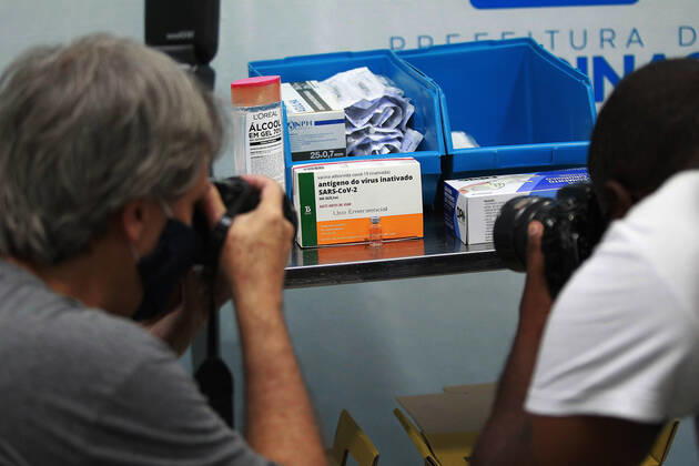 CAMPINAS, SP - 21.01.2021: CAMPINAS COMEÇA A VACINAR OS PROFISSIONAIS - The City Hall of Campinas (SP) started on the morning of this Thursday, 21, to vaccinate its health professionals, 4,140 people will be immunized throughout the Network of Hospital Mário Gatti. The first to be vaccinated was Dr. Maelly Romy Ikuno, a front-line doctor. x2021792x  LeandroxFerreira