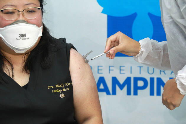 CAMPINAS, SP - 21.01.2021: CAMPINAS COMEÇA A VACINAR OS PROFISSIONAIS - The City Hall of Campinas (SP) started on the morning of this Thursday, 21, to vaccinate its health professionals, 4,140 people will be immunized throughout the Network of Hospital Mário Gatti. The first to be vaccinated was Dr. Maelly Romy Ikuno, a front-line doctor. x2021797x  LeandroxFerreira