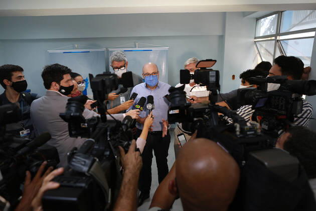 CAMPINAS, SP - 21.01.2021: CAMPINAS COMEÇA A VACINAR OS PROFISSIONAIS - The City Hall of Campinas (SP) started on the morning of this Thursday, 21, to vaccinate its health professionals, 4,140 people will be immunized throughout the Network of Hospital Mário Gatti. In the photo, the mayor of Campinas, Dário Saadi (Republicans) during a press conference. x2021804x  LeandroxFerreira