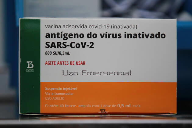 CAMPINAS, SP - 21.01.2021: CAMPINAS COMEÇA A VACINAR OS PROFISSIONAIS - The City Hall of Campinas (SP) started on the morning of this Thursday, 21, to vaccinate its health professionals, 4,140 people will be immunized throughout the Network of Hospital Mário Gatti. The first to be vaccinated was Dr. Maelly Romy Ikuno, a front-line doctor. x2021807x  LeandroxFerreira