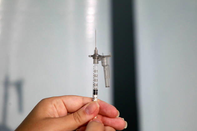 CAMPINAS, SP - 21.01.2021: CAMPINAS COMEÇA A VACINAR OS PROFISSIONAIS - The City Hall of Campinas (SP) started on the morning of this Thursday, 21, to vaccinate its health professionals, 4,140 people will be immunized throughout the Network of Hospital Mário Gatti. The first to be vaccinated was Dr. Maelly Romy Ikuno, a front-line doctor. x2021818x  LeandroxFerreira