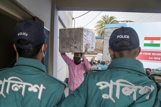 January 21, 2021, Dhaka, Bangladesh: A worker carries a carton of Oxford-AstraZeneca COVID-19 vaccines that arrived from India to Bangladesh as a gift. Dhaka Bangladesh - ZUMAr331 20210121_zip_r331_016 Copyright: xMortuzaxRashedx