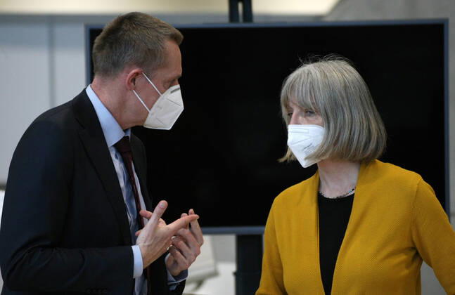Nurnberg Messe Impfzentrum , PresseKonferenze Impfplan fur Nurnberg : Thomas Liedtke ( Medizinischer Leiter von ECOLOG Deutschland , links ) und Christine Schussler (Leiterin der Koordinierungsstelle des Impfzentrums r) during the Hard Lockdown of the Covid 19 Coronavirus Pandemie in Nurnberg Nuremberg , Bayern , Deutschland . January 21 , 2021.