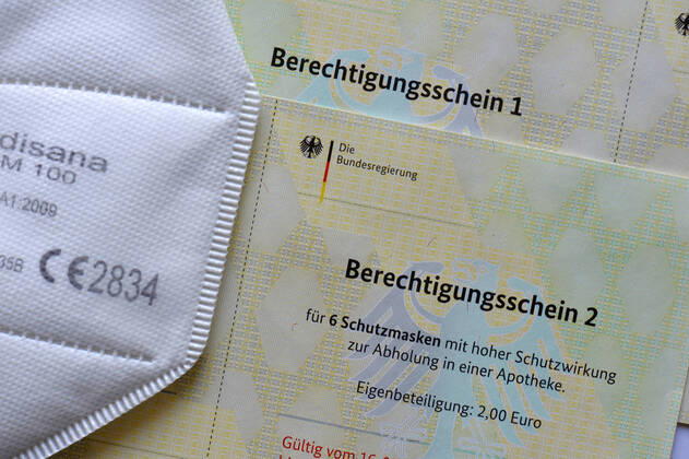 Krankenkassen verschicken Berechtigungsscheine für FFP-2 Masken zur Abholung in einer Apotheke, Eigenbeiteiligung 2,00 EURO, Corona-Krise, Stuttgart, Baden-Württemberg, Deutschland Coronavirus