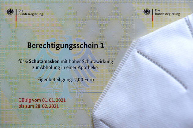 Krankenkassen verschicken Berechtigungsscheine für FFP-2 Masken zur Abholung in einer Apotheke, Eigenbeiteiligung 2,00 EURO, Corona-Krise, Stuttgart, Baden-Württemberg, Deutschland Coronavirus