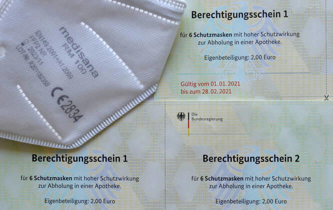 Krankenkassen verschicken Berechtigungsscheine für FFP-2 Masken zur Abholung in einer Apotheke, Eigenbeiteiligung 2,00 EURO, Corona-Krise, Stuttgart, Baden-Württemberg, Deutschland Coronavirus