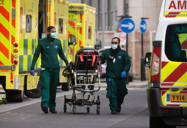 21 01 2021. London, United Kingdom. A steady stream of patients arriving at the Royal London Hospital in Whitechapel. Figures for cases have fallen just slightly today as the full lockdown continues. Royal London Hospital. Royal London Hospital .  Copyright: xMarkxThomasx xParsonsxMediax PAR-7057-0004