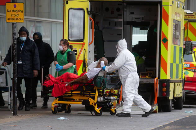 21 01 2021. London, United Kingdom. A steady stream of patients arriving at the Royal London Hospital in Whitechapel. Figures for cases have fallen just slightly today as the full lockdown continues. Royal London Hospital. Royal London Hospital .  Copyright: xMarkxThomasx xParsonsxMediax PAR-7057-0005