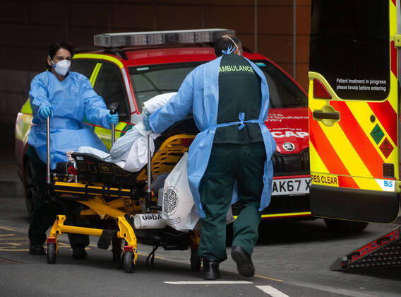 21 01 2021. London, United Kingdom. A steady stream of patients arriving at the Royal London Hospital in Whitechapel. Figures for cases have fallen just slightly today as the full lockdown continues. Royal London Hospital. Royal London Hospital .  Copyright: xMarkxThomasx xParsonsxMediax PAR-7057-0006