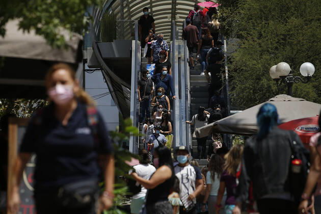 Santiago, January 21, 2021 Flow of people at the access to the Mall Costanera Center Sebastian Cisternas Aton Chile, Santiago Chile Aton 482217  Copyright: SEBASTIANxCISTERNAS ATONxCHILE
