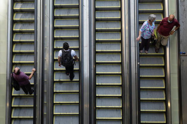 January 21, 2021, Santiago, Metropolitana, Chile: Pedestrians on the escalator of the Santiago metro, amid the coronavirus pandemic. Santiago Chile - ZUMAb332 20210121_zip_b332_005 Copyright: xMatiasxBasualdox