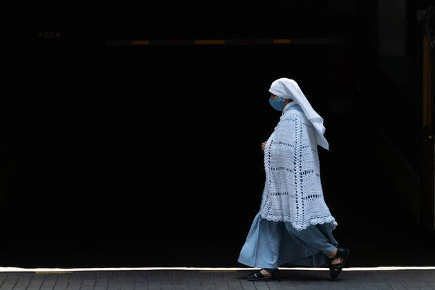 News Bilder des Tages January 21, 2021, Santiago, Metropolitana, Chile: A nun walks through the center of Santiago, wearing a mask, amid the coronavirus pandemic. Santiago Chile - ZUMAb332 20210121_zip_b332_010 Copyright: xMatiasxBasualdox